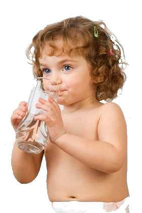 Kind trinkt Wasser - Kupfer im Trinkwasser